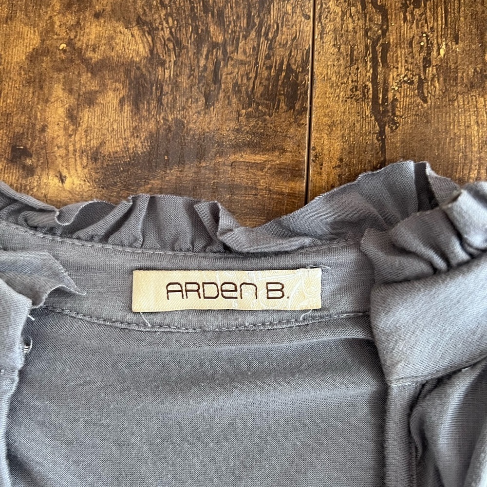ruffled SZ M Arden B, elephant gray,, crop top blouse. - Picture 5 of 9